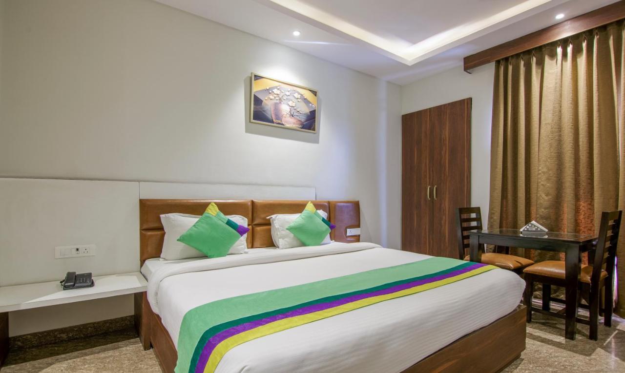 Treebo Swastika Premium Hotel Noida Kültér fotó