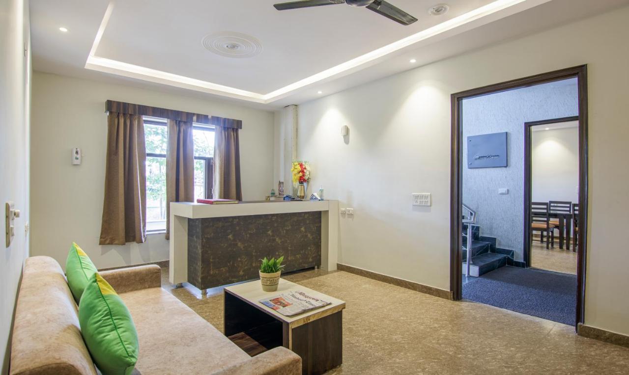 Treebo Swastika Premium Hotel Noida Kültér fotó