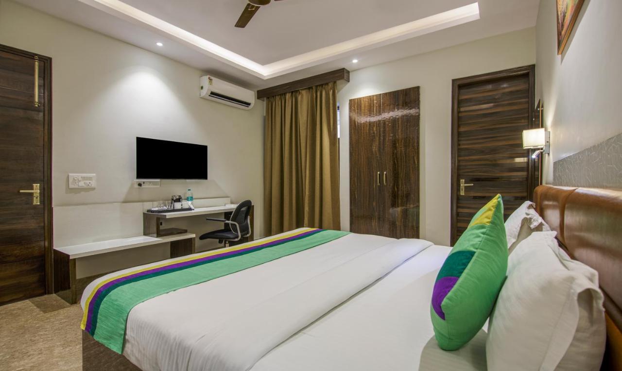 Treebo Swastika Premium Hotel Noida Kültér fotó