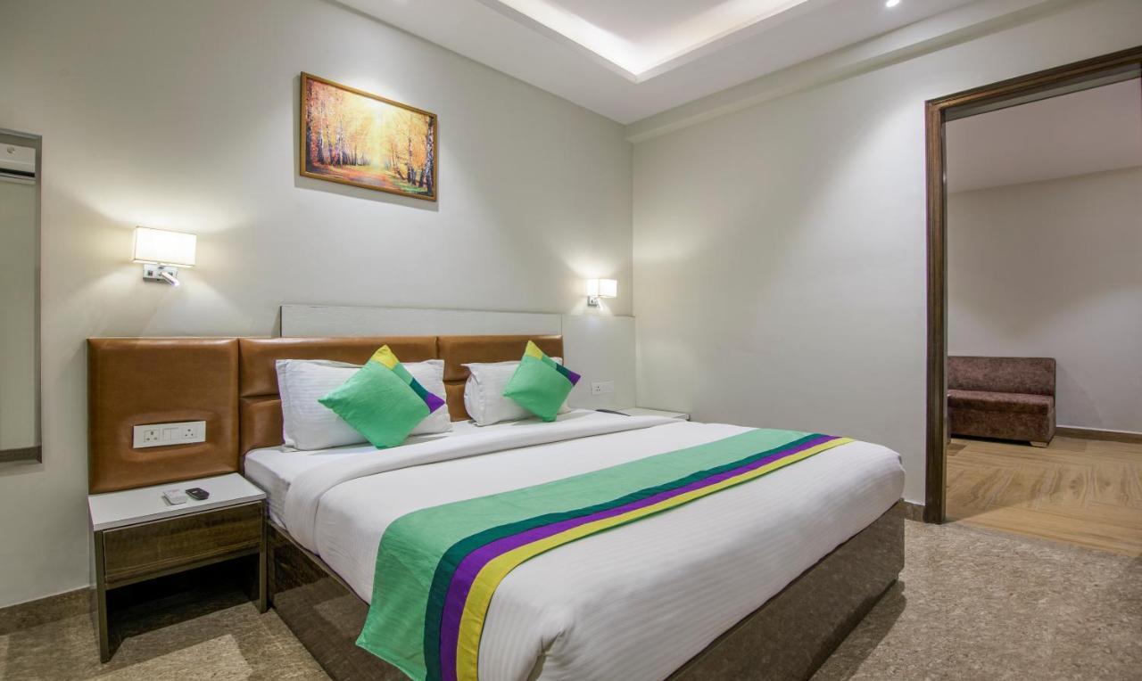 Treebo Swastika Premium Hotel Noida Kültér fotó