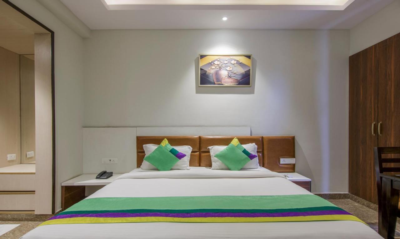 Treebo Swastika Premium Hotel Noida Kültér fotó