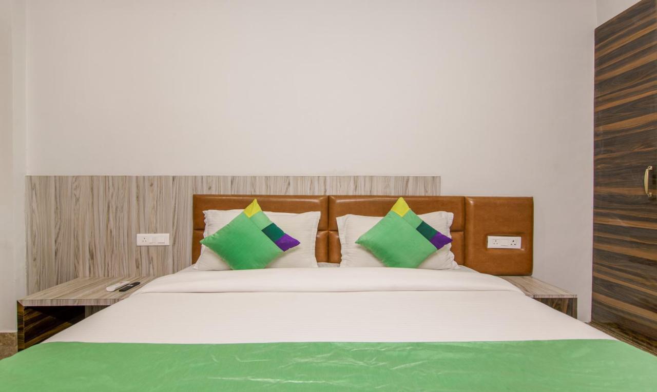 Treebo Swastika Premium Hotel Noida Kültér fotó