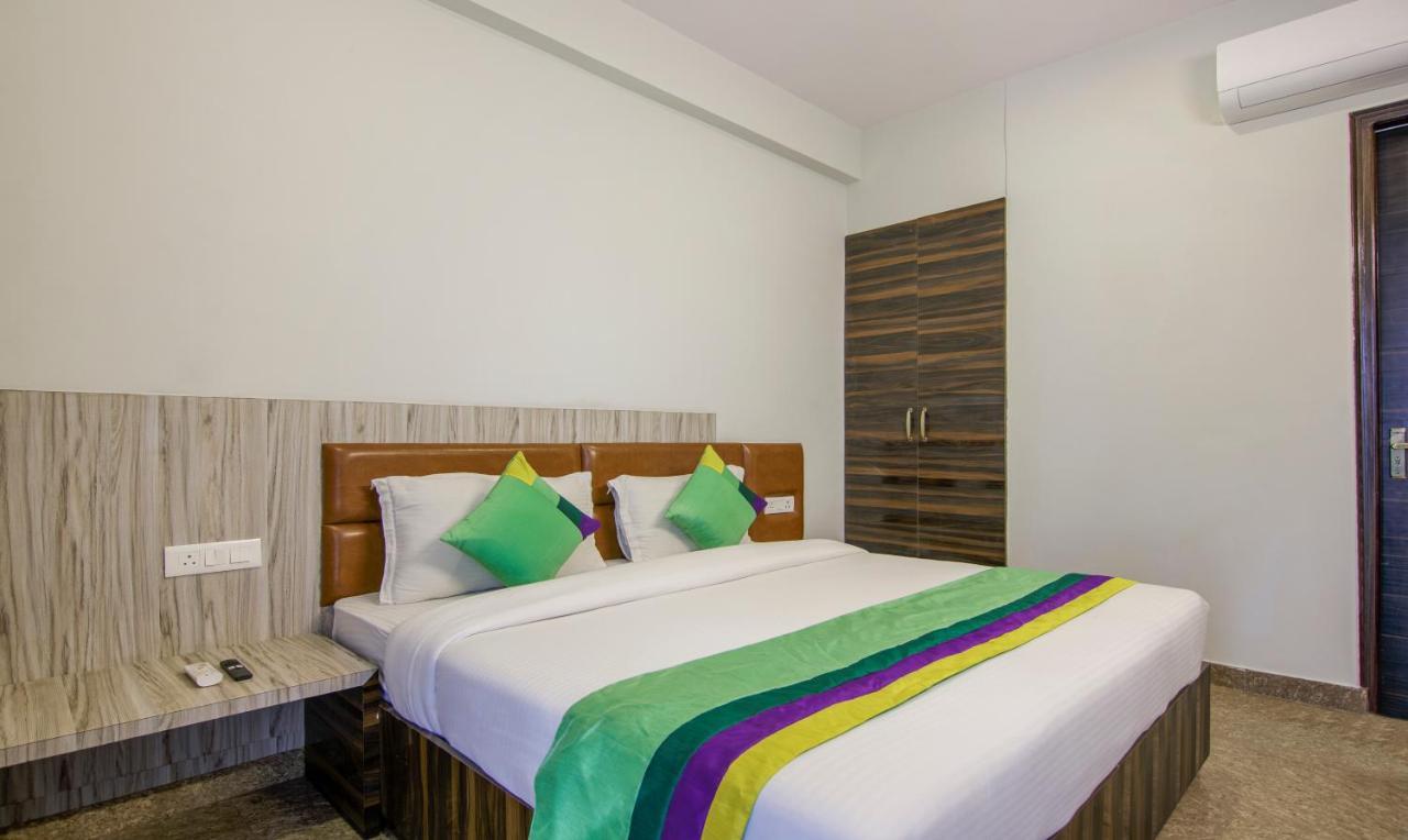 Treebo Swastika Premium Hotel Noida Kültér fotó