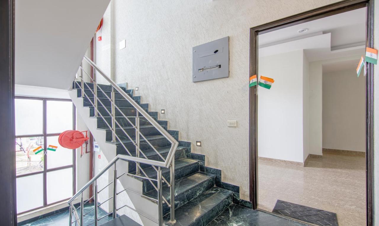 Treebo Swastika Premium Hotel Noida Kültér fotó