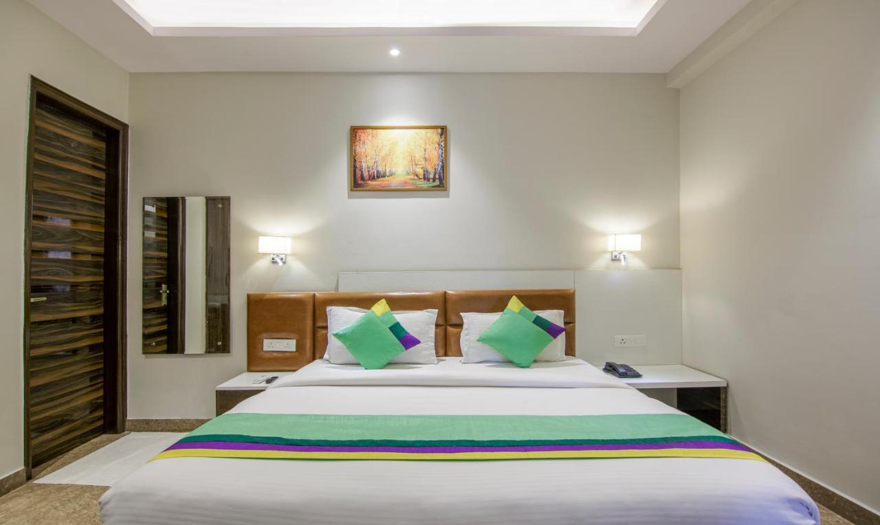 Treebo Swastika Premium Hotel Noida Kültér fotó