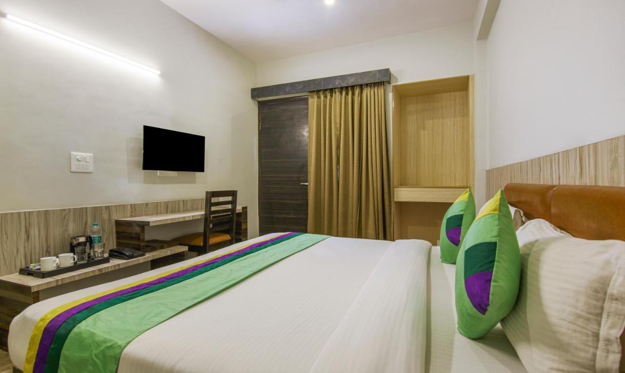 Treebo Swastika Premium Hotel Noida Kültér fotó